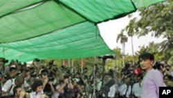 昂山素季在仰光住所举行记者会(3月30日)