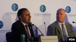 资料照片:2024年9月25日,美国国会众议院中共问题特设委员会两党领袖出席共产主义受难者基金会活动发表讲话。左为委员会首席民主党议员拉贾·克里希纳莫提,右为委员会主席约翰·穆勒纳尔。(美国之音记者李逸华拍摄)