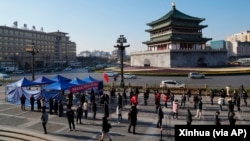 中国陕西西安民众排队接受新冠病毒检测。(2021年12月21日)