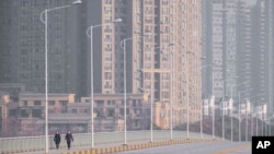 资料照:封城后的武汉市空荡荡的大马路。(2020年1月28日)