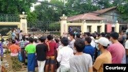 ပြန်လည်လွတ်မြောက်လာမည့်သူများအား အင်းစိန်ထောင်ဝတွင် စောင့်ဆိုင်းနေသော မိသားစုဝင်များ (ဓာတ်ပုံ - AT Hlaing)