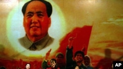 2006年北京一家文革和毛泽东主题餐厅的唱红表演,再现当年造大神