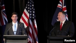美国国防部长埃斯珀(左)2019年8月4日在澳大利亚悉尼的一个记者会上讲话,美国国务卿蓬佩奥站在一旁。