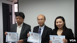 香港记协2019年4月16日公布最新的新闻自由指数报告。左起:记协主席杨健兴,中大新闻传媒学院教授苏錀机,港大民意研究计划助理总监彭嘉丽。 (美国之音记者申华 拍摄)