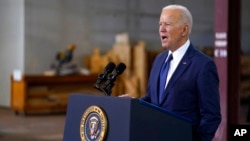 资料照片:拜登总统在匹茨堡木工培训中心发表演说,阐述他的基础设施计划。(2021年3月31日)