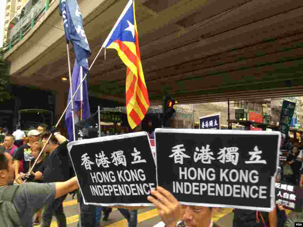 香港几十个政党和团体在中国十一国庆当天下午,举行反威权大游行,抗议政治打压,要求律政司司长袁国强下台。数以万计的港人走上街头,表达反对他们看来的来自北京和香港特区政府的威权打压。
