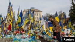 2025年3月5日,在乌克兰基辅独立广场,一名退伍军人在参观乌克兰阵亡军人的临时纪念园。