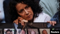 7일 베냐민 네타냐후 이스라엘 총리 관저 근처에서 열린 이스라엘 인질 석방 촉구 집회에서 인진들 사진을 들고 있는 여성 (자료사진)