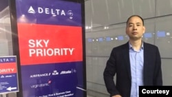 曾经代理12港人案的人权律师卢思位2021年5月8日在上海浦东机场赴美时被限制出境。(照片来源:旅美人权律师陈建刚推特)