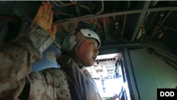 中国移民美国海军陆战队员张慧茹宣誓入籍(美国国防部视频截图)