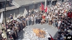 1989年6月2日北京抗议学生在焚烧《北京日报》,抗议报道不公。