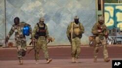 资料照片:法国军方提供的日期不明的照片显示在马里北部的三名俄罗斯雇佣兵。