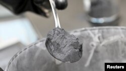 资料照片:2022年5月18日,德国萨尔茨吉特的大众汽车电池生产试验线上,用于电池浆料的石墨粉。(路透社照片)