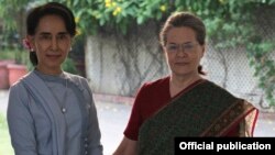 ဒေါ်အောင်ဆန်းစုကြည်ဟာ ကွန်ဂရက်စ်ပါတီ အတိုက်အခံခေါင်းဆောင် ဆိုနီယာဂန္ဒီကို သူမရဲ့ နေအိမ်မှာ သွားရောက်တွေ့ဆုံ နှုတ်ဆက် (Indian National Congress)