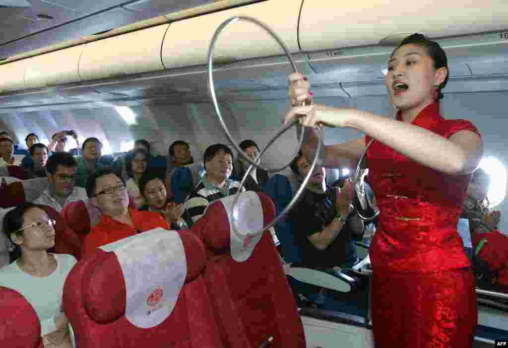 中国东方航空公司的空姐在客机上为乘客表演助兴(2007年9月26日)。2018年1月19日,台湾航空当局对中国东方航空公司和厦门航空公司要求在中国农历新年期间增加176个航班的申请暂不核准。