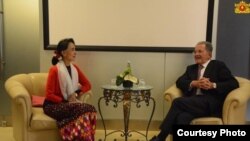 ဒေါ်အောင်ဆန်းစုကြည်နဲ့ အီတလီ ဝန်ကြီးချုပ်ဟောင်းတို့တွေ့ဆုံဆွေးနွေးစဉ်။ ဓာတ်ပုံ - နိုင်ငံတော် အတိုင်ပင်ခံပုဂ္ဂိုလ်ရုံး