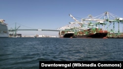 资料照:美国洛杉矶港的两个集装箱货轮。