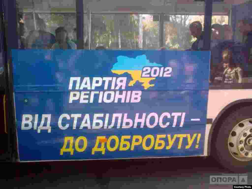 امریکہ کے شہر نیویارک کے ٹائمز اسکوائر میں شدید سردی میں تقریباً دس لاکھ افراد نئے سال کو خوش آمدید کہنے کے لیے موجود تھے۔