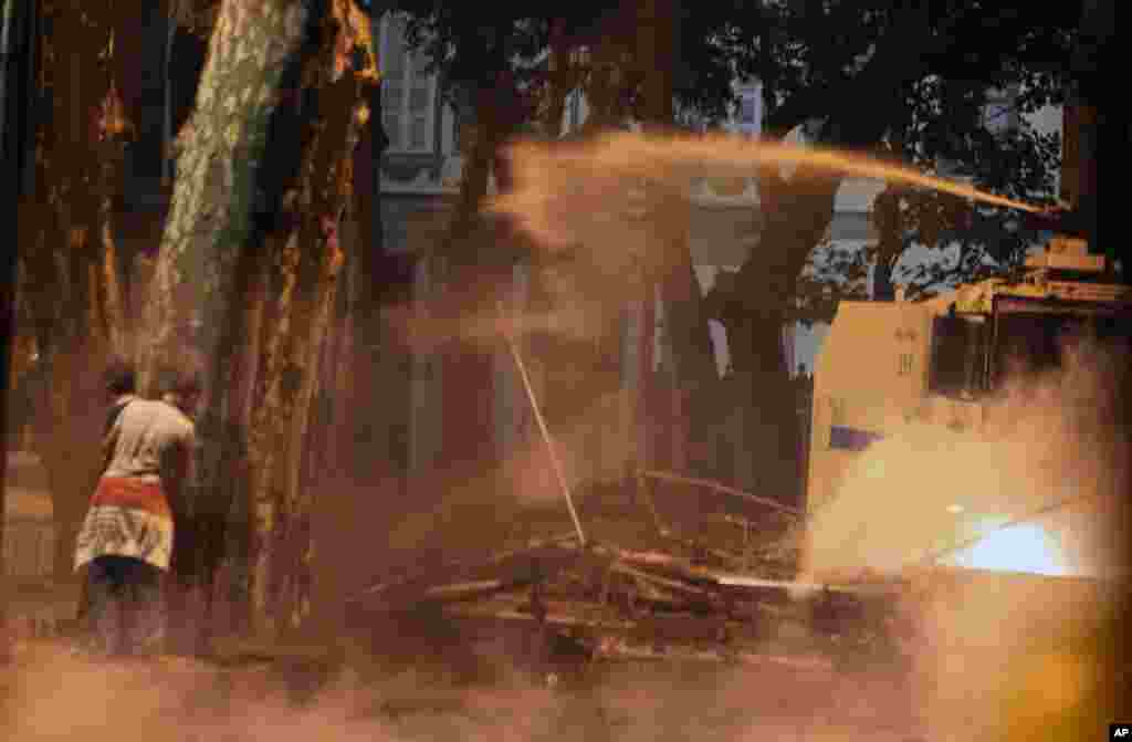 Поліція розганяє мітинг водометами.