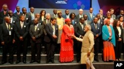 印度总理莫迪会见在印度举行的第52届非洲发展银行大会的代表(2017年5月23日)