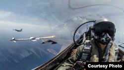 2019年5月22日台湾海空联合操演,F-16战机发射响尾蛇导弹,射击模拟目标。