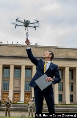 海格塞斯于2025年7月10日在五角大楼举办了一场无人机演示活动。