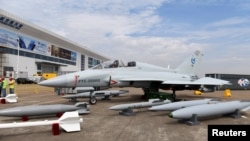 资料照片:中国FTC-2000G战斗机在中国广东省珠海展出。(2018年11月1日)