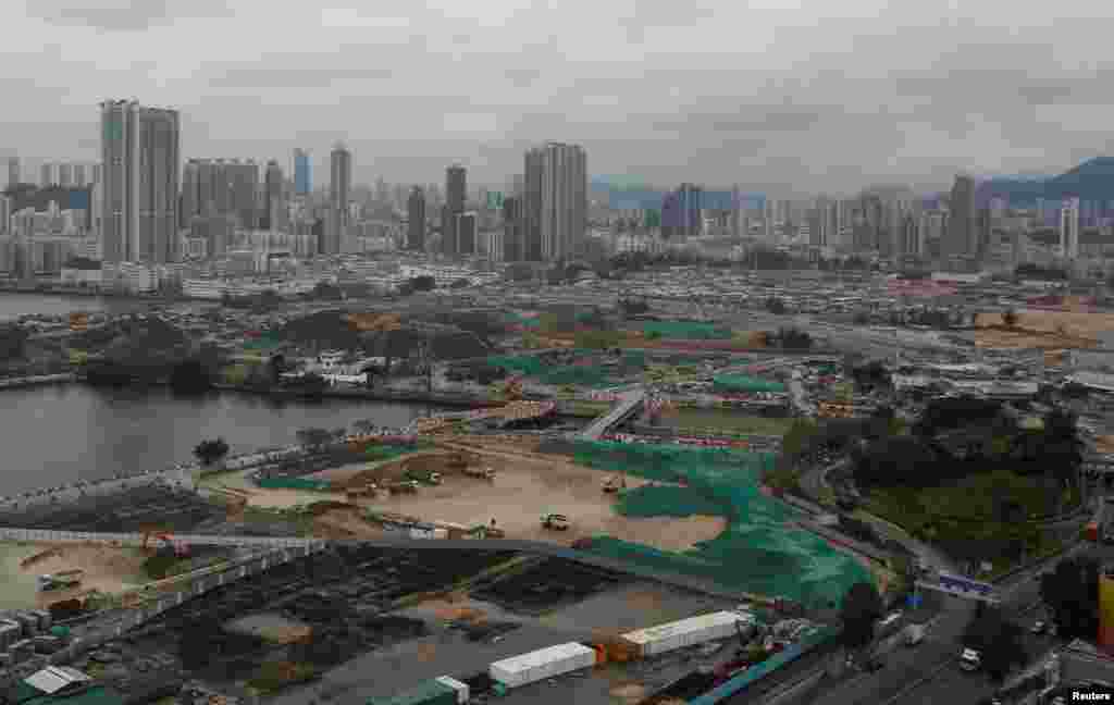 2017年3月14日,香港启德地区的地产开发。香港过去的机场启德机场就在这里。这张路透社图片的网址中含有HNA GROUP(海航集团)。海航集团用了20多年实现了从传统航空企业向巨型跨国企业集团的转型,从海南岛走向走向世界,囊括航空、酒店、旅游、地产、商品零售、金融、物流、船舶制造、生态科技等业务,总资产逾人民币万亿元。