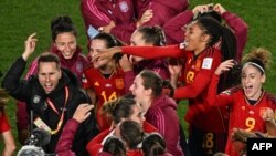 သြစတြးလျနဲ့နယူးဇီလန်အိမ်ရှင်အဖြစ် ပူးတွဲကျင်းပတဲ့ ၂၀၂၃ အမျိုးသမီးကမ္ဘာ့ဖလား အကြိုဗိုလ်လုပွဲ အနိုင်ရသွားတဲ့ စပိန်အမျိုးသမီးဘောလုံးအသင်း။ (သြဂုတ် ၁၅၊ ၂၀၂၃)