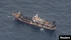 厄瓜多尔海军在加拉帕戈斯群岛附近的太平洋海域上监视一支大多插着中国国旗的渔船船队中的一艘渔船。(2020年8月7日)