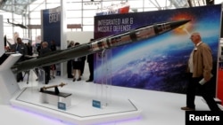 资料照:在波兰举办的一个国际军事展览会上,一名男子正在观看洛克希德·马丁公司制造的爱国者导弹增强型模型。(2017年9月7日)