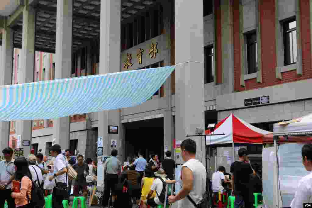 Les Ivoiriens attendent la dépouille de Cheik Tioté, à l'aéroport d'Abidjan, le 15 juin 2017. (VOA/Georges Ibrahim Tounkara)