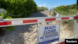 7月4日独立日前,佛罗里达州迈阿密南滩挂出关闭的公告牌。