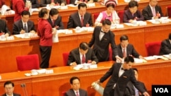 刘云山(中)、张高丽和张德江在人大开幕会上(资料图)