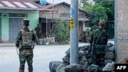 缅甸德昂民族解放军士兵在掸邦北部的南康镇站岗。(2023年11月9日)