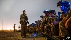 美军82空降师士兵准备登上一架美军C-17运输机,以配合在阿富汗喀布尔国际机场的最后一次非战斗人员疏散行动任务。(2021年8月30日)