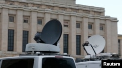 日内瓦联合国欧洲总部前停满了采访叙利亚和谈的电视车。 (2016年1月29日)