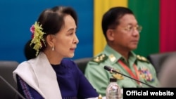 နိုင်ငံတော်အတိုင်ပင်ခံပုဂ္ဂိုလ် နှင့် ဗိုလ်ချုပ်မှူးကြီး မင်းအောင်လှိုင် (၂၀၁၈ အောက်တိုဘာလ)
