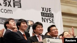 资料照:中国的中小学生课外辅导补习公司“学大教育”在纽约证券交易所上市。(2010年11月3日)