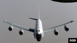 美军一架RC-135侦察机受到中国战机近距离拦截 (美国国防部照片)