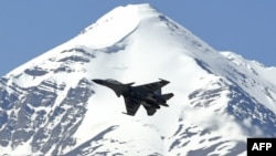 一架印度战机飞行在中印边境两国军队发生冲突的地区上空。(2020年6月23日)