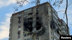 基辅一栋公寓大楼在俄罗斯对乌克兰的袭击中遭到无人机袭击而受损。(路透社:2024年10月26日)