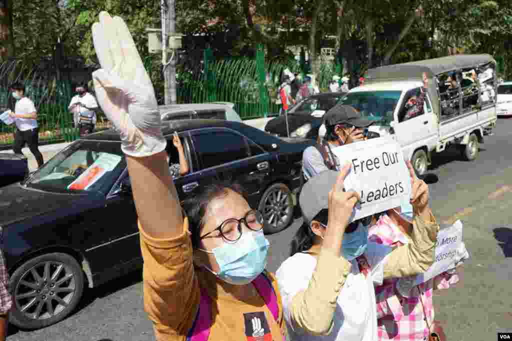 ရန်ကုန်မြို့ ကုလသမဂ္ဂရုံးရှေ့ စစ်အာဏာဆန့်ကျင်ဆန္ဒပြ မြင်ကွင်း။