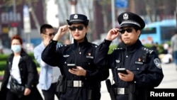 2018年4月3日,警察在中国河南省洛阳市展示他们的智能眼镜。