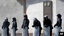 乌克兰镇暴警察3月7日守在顿涅茨克政府办公楼前