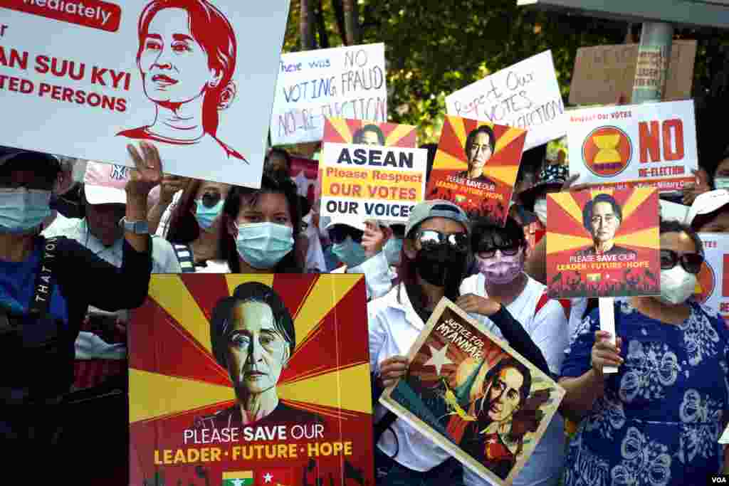 ရန်ကုန်မြို့အင်ဒိုနီးရှားသံရုံးရှေ့က ဆန္ဒပြ မြင်ကွင်း။