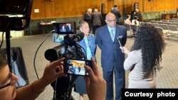 老纳尔森·威尔士和妻子辛西娅·威尔士听证会后接受采访