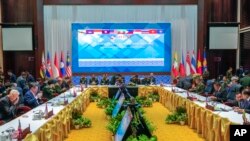 东盟国防部长出席在寮国万象举行的会议。(美联社:2024年11月20日)