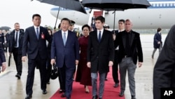 中国国家主席习近平和夫人彭丽媛2024年5月5日抵达巴黎南部的奥利机场,受到法国总理加布里埃尔`阿塔尔(Gabriel Attal)的欢迎。法国是习近平此次欧洲之行的第一站。