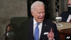 拜登总统28日在国会联席会议上发表演说 (美联社 2021年4月28日)